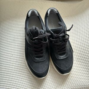 Everlane sneakers, barely used, and great condition. Women’s size 10, men’s 8.